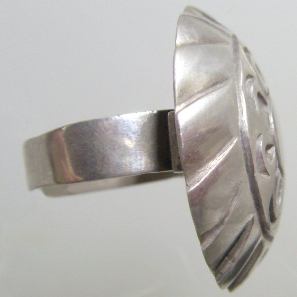 (r1323)Silver circular ring of large dimensions.